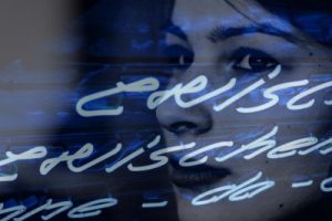 Portrait vor Neonschrift