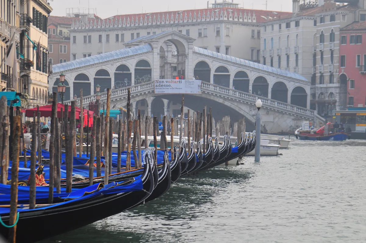 Rialtobrücke und Gondeln am Canal Grande