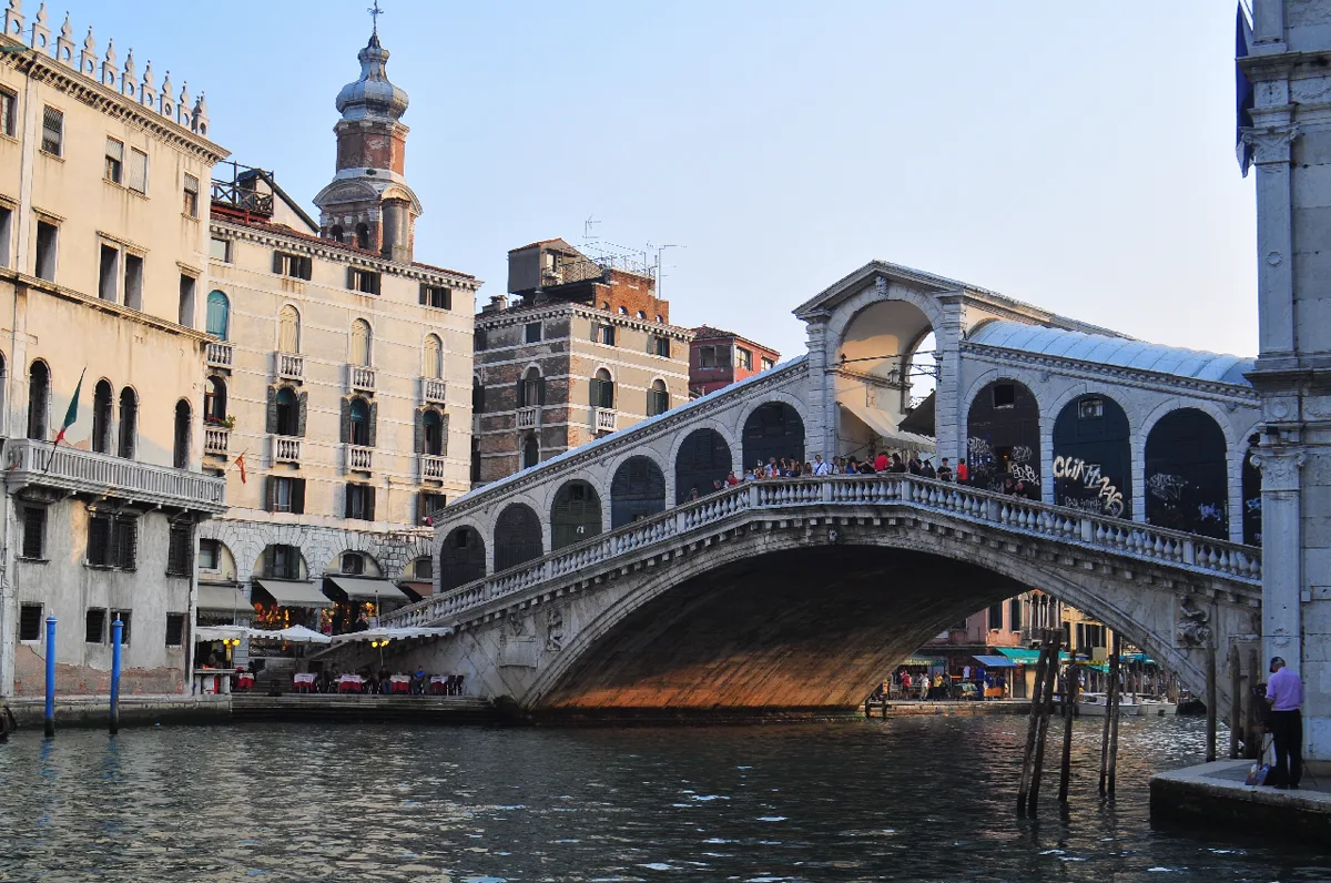 Rialtobrücke über dem Canal Grande in Venedig