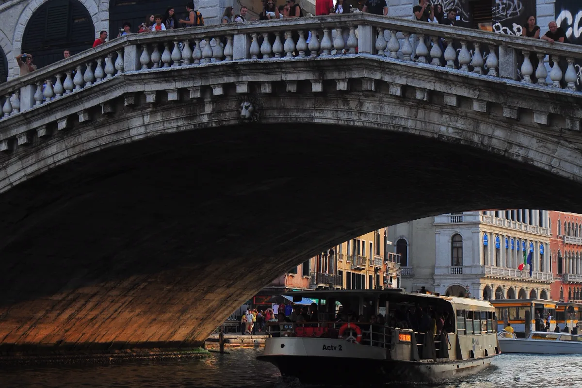 Vaporetto auf dem Canal Grande