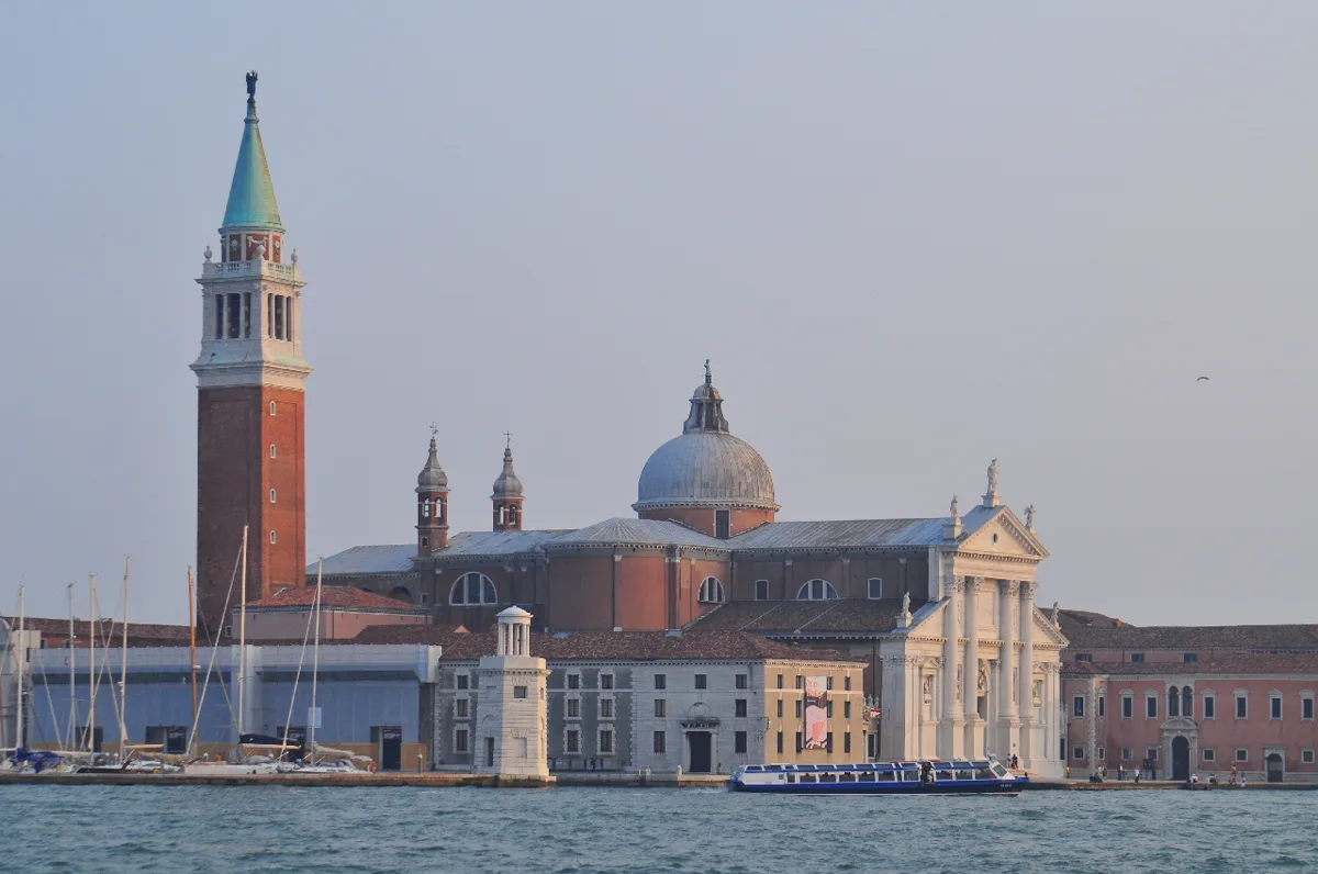 Blick über die Lagune auf San Giorgio Maggiore in Venedig