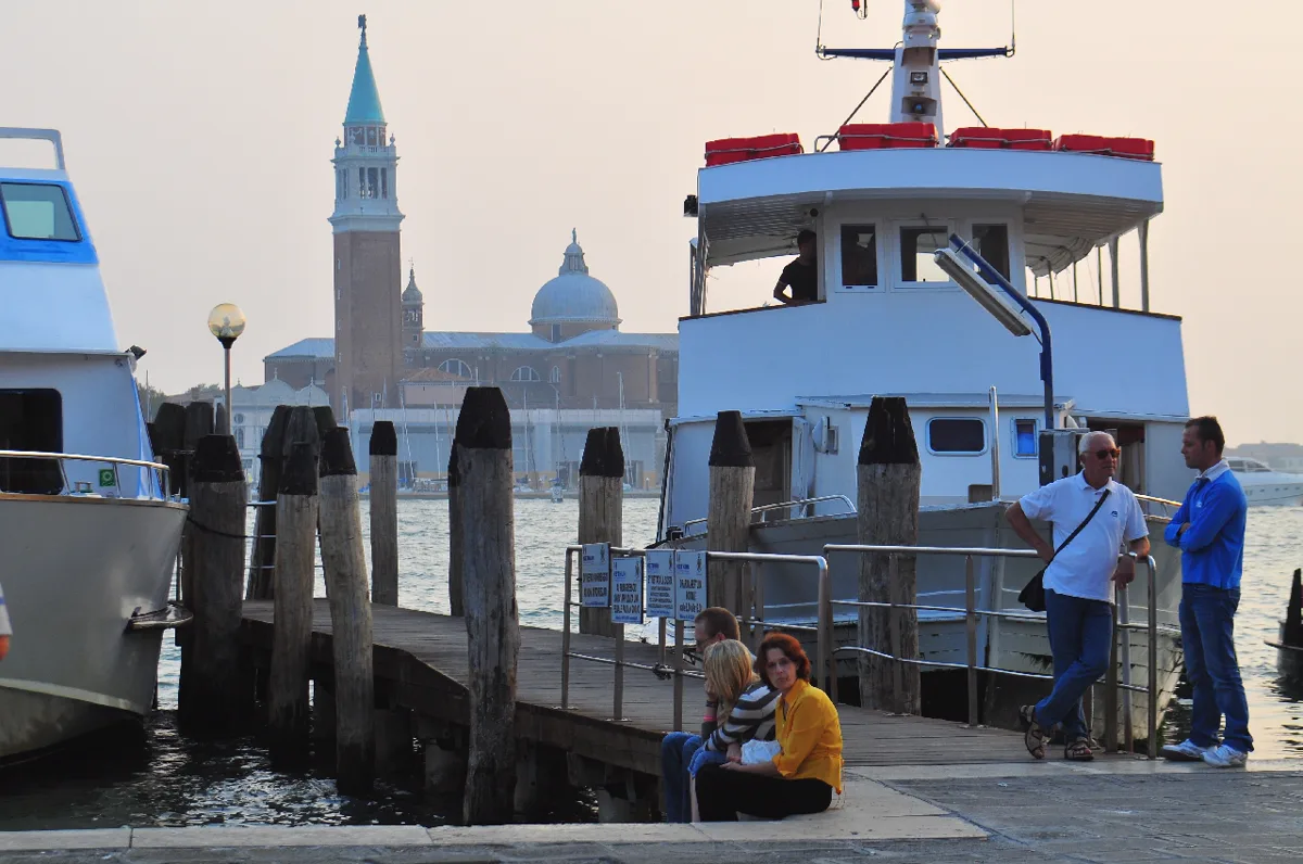 Anleger mit Fahrgastschiffen in der Lagune von Venedig